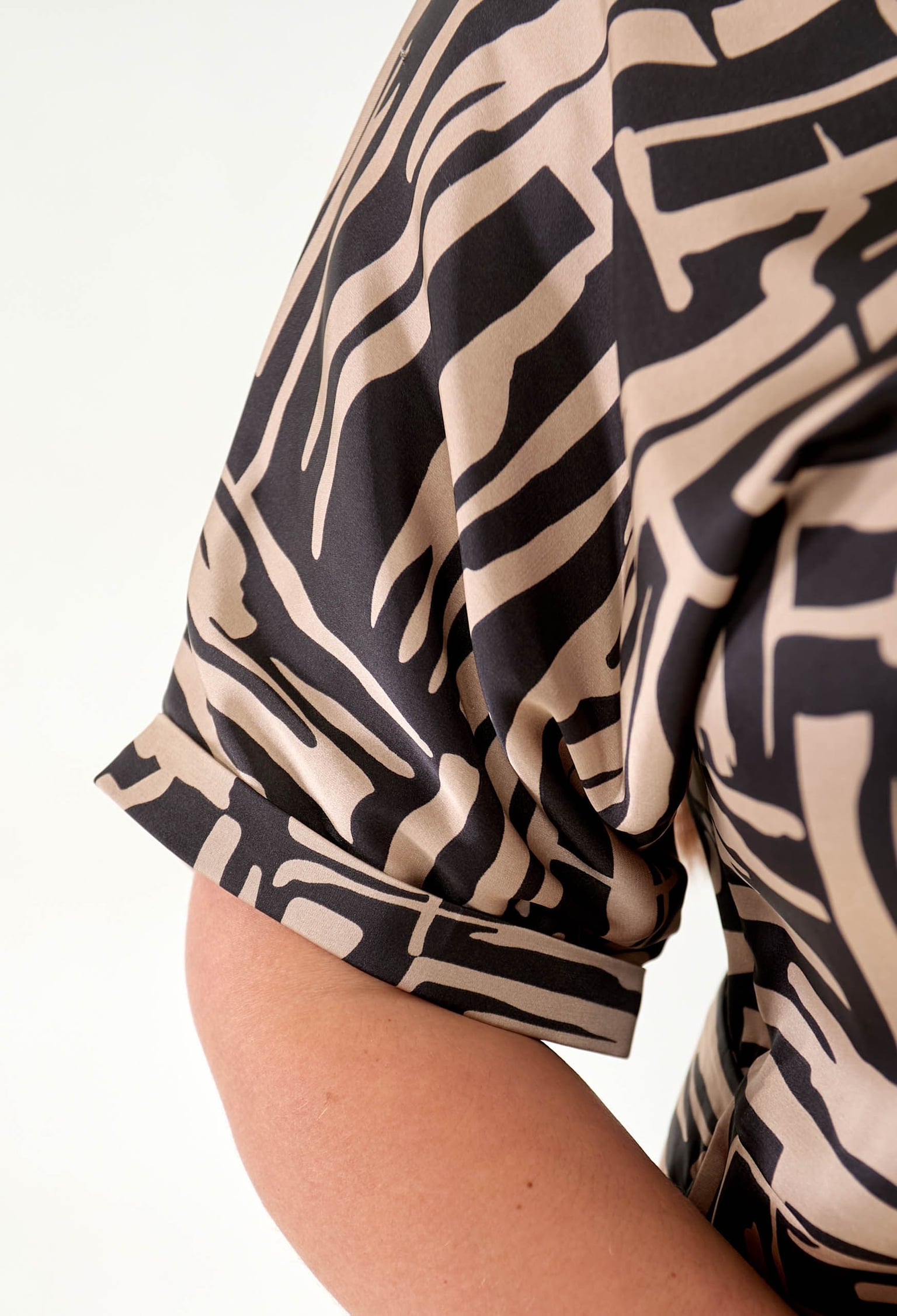 Плаття 7182 бежево-чорний, принт шовк-армані 50(р)