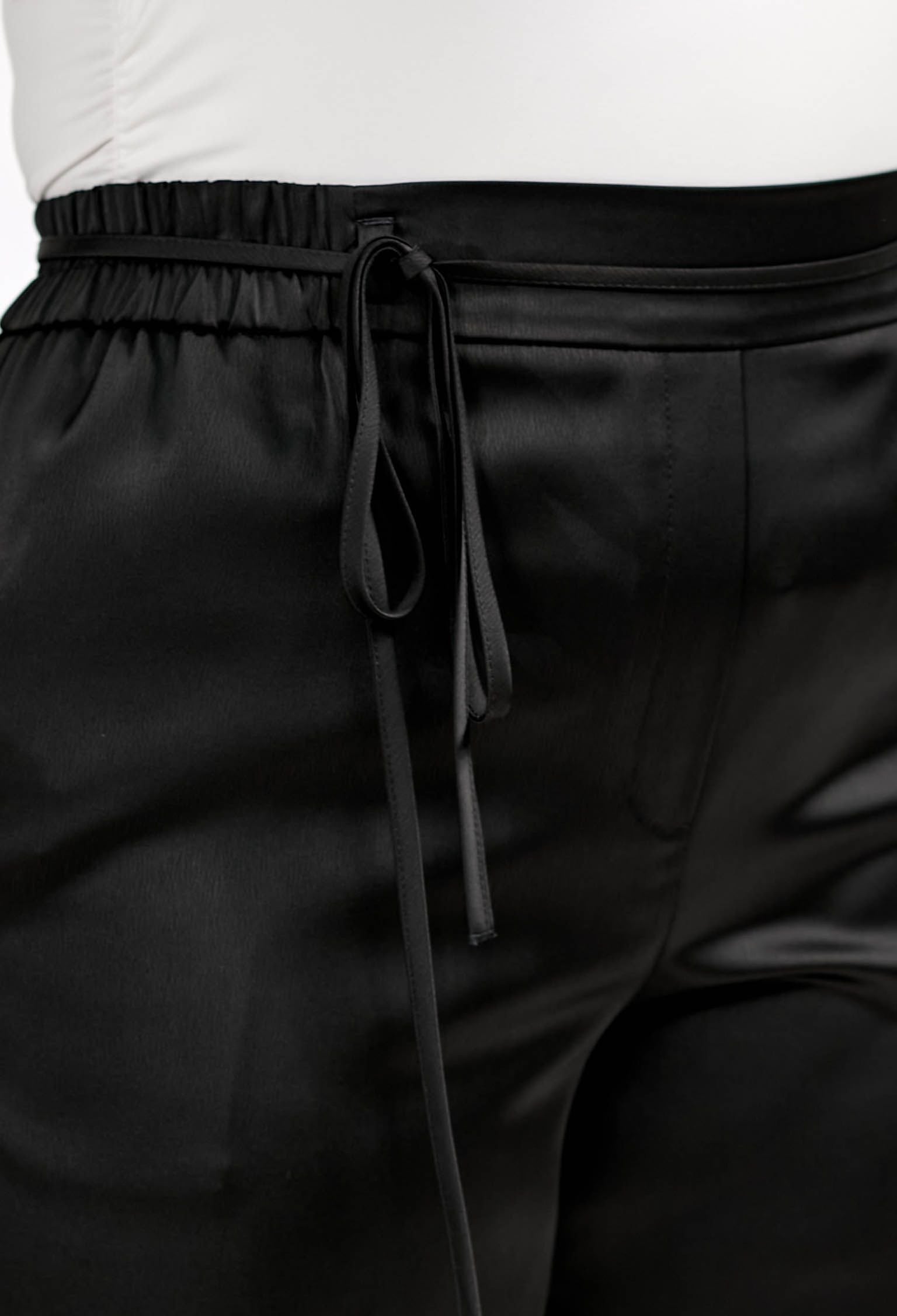 Брюки 9142 чорний атлас 50(р)