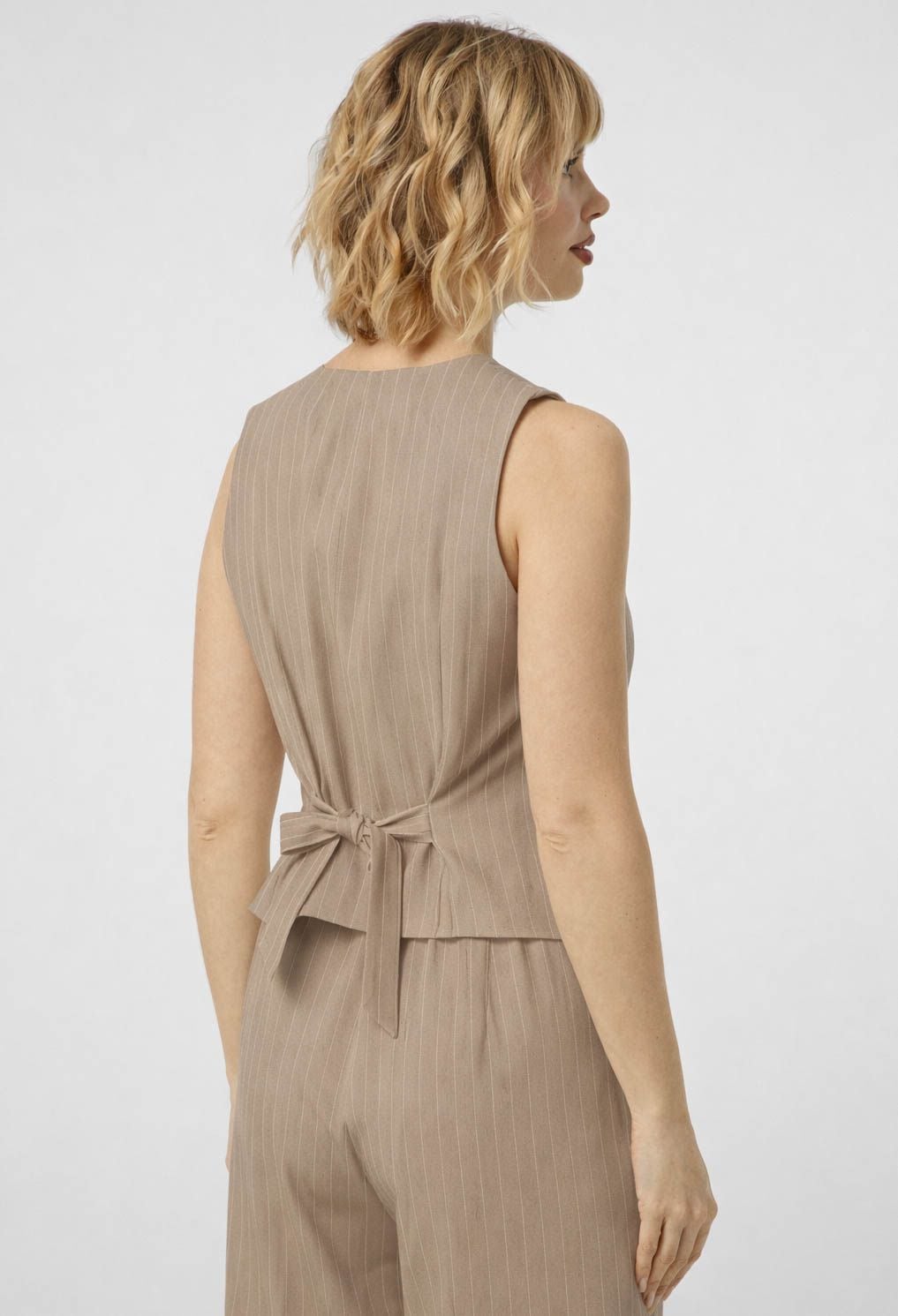 Жилет 5912-4 бежевий тіар-смужка 44(р)