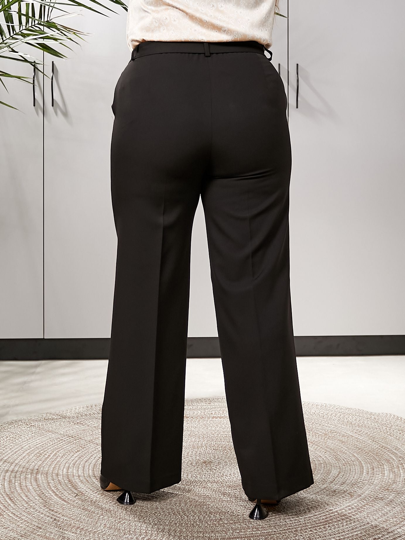 Брюки 9041 чорний костюмка 52(р)